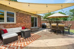 Southern Hills Stunner! 3bd/2bth - Image 5