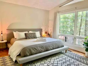 Mid-Century Gem Creekside King Beds Near UNC - Image 5