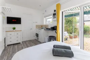 Flatzy - Charming Garden Annexe in Aigburth with Kitchenette - Image 2
