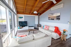 Killy Views Stunning Waterfront Pet Friendly Fireplace Free EV Charger 7 kW - Image 5