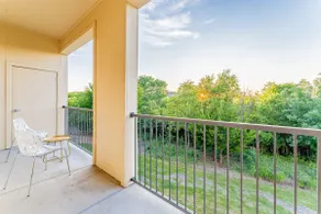 Spacious 2BR King Bed Suites Close to Downtown and Airport - Image 4