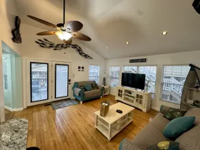 Bright Family Cottage with Golf Cart - Image 4