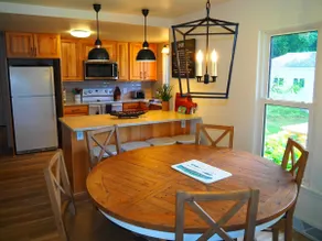 The Bright and Breezy - Lakefront with Spa! - Image 5