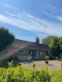 Worcester 3 bedroom semi rural bungalow with free off road parking - Image 2