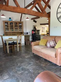 Worcester 3 bedroom semi rural bungalow with free off road parking - Image 3