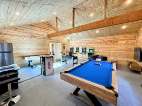 Log Cabin w/ pool, spa, game room, sleeps 20! - Image 3