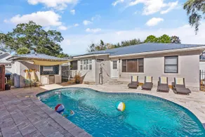 Centrally located to the Village and Beaches Sleeps 8 with a Pool - Image 3