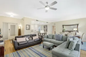 Lavish condo with courtyard view, gym, pool and spa - Image 3