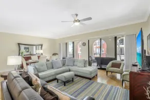 Lavish condo with courtyard view, gym, pool and spa - Image 4