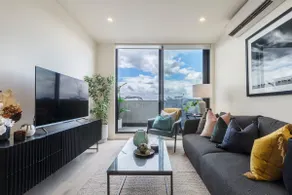 Sunrise rooftop views above eclectic Fitzroy - Image 2