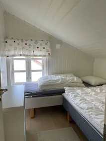 House by the sea Reine, Lofoten - Image 5