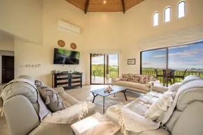Casa de la Promesa, Luxurious Retreat with Pool - Image 2