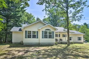 Upscale Family Cottage < 1 Mi to Higgins Lake - Image 2