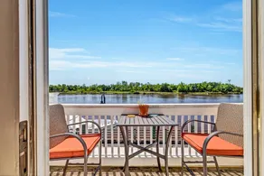 Luxury Sunsets On the Riverwalk -King Bed- Parking - Image 2