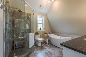 2 BDR Spacious Loft Suite | Walk To Lake & Beach - Image 3