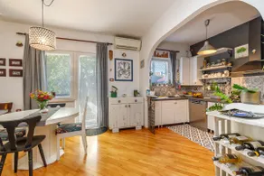 Cozy Home with Private Garden - Happy Rentals - Image 4