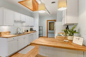Suite 725 on Main |Recently Face-Lifted |Walkable Dwntwn Condo |Parking |Dining |Nightlife |Shopping - Image 4