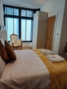Bagshot Village Sleeps 4 Pennyhill Ascot Golf Film - Image 2