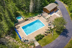 North Shore Nirvana: Lakefront, Deck, Fireplace - Image 4
