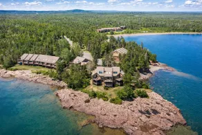 North Shore Nirvana: Lakefront, Deck, Fireplace - Image 2