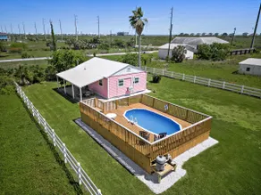 Charming Beach Bungalow Near the Seawall - Image 2