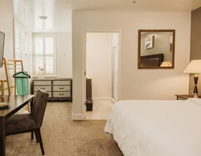 104 · Cozy Corner #104 - King Bed Hotel Phillips - Image 4