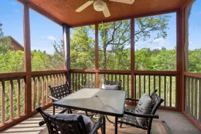 \"Elk Lodge\" Walk-in Cabin near Branson Shows and Attractions - Image 2