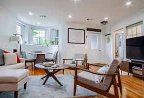 Fancy 1-BR in Central Location Parking available - Image 3
