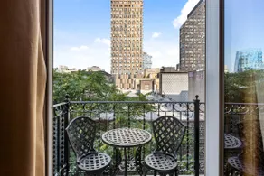 Superior King w Shared Balcony Downtown Manhattan - Image 4