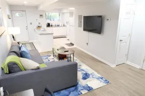 Trendy Apt in Bloomingdale - Parking - Image 3