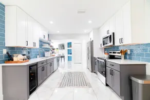 West Palm Beach Elegant 5BR with Hot Tub and Fire Pit Near Beach - Image 4