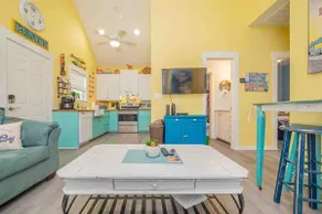 Vibrant Spot! Kids Luv Queen Bunkbed, Pool, Dog OK - Image 2