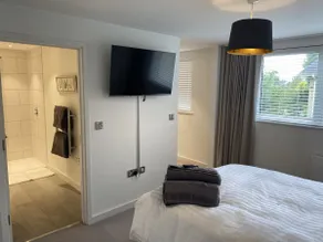 Family Friendly 2 Bed Garden Apt with Parking - Image 3