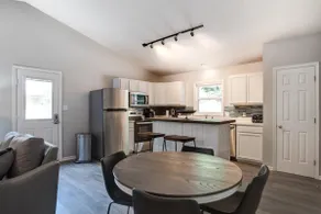 Pet Friendly Contemporary Townhome Hot Tub - Image 5