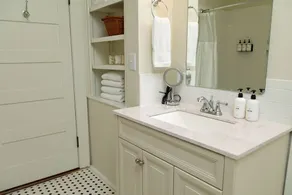 2BR Historic Apt - Safe|Walkable|Food|Greenway - Image 5
