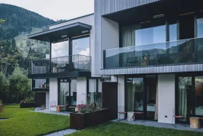 Designer apartment with lake view, garden & sauna - Image 2