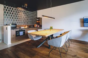 Designer apartment with lake view, garden & sauna - Image 3