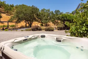 WC Oasis with Hot Tub - Wine Tastings Included - Image 2