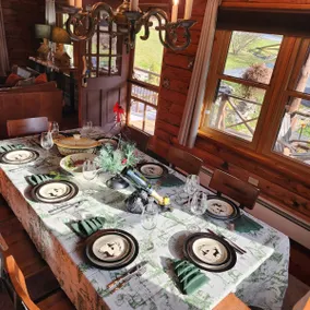 Authentic Log Cabin, Short walk to Lake & Hideout - Image 4