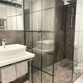 Luxury Two Bedroom Apartment - Image 3