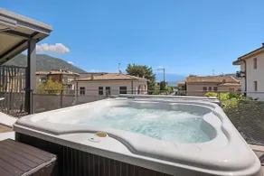 Appartement de vacances avec sauna, jacuzzi et terrasse | Vue jardin - Image 2