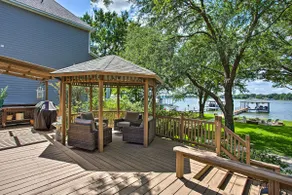 Remodeled Cedar Creek Lake Retreat w/ Fire Pit! - Image 2