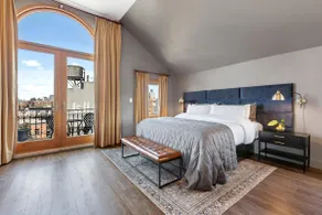 Exclusive Penthouse Loft w Balcony + Insane View - Image 2