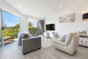 Andari Apartment 2, Sunshine Beach, Beachfront Street and just steps to Surf-club - Image 2