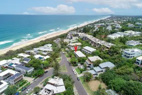 Andari Apartment 2, Sunshine Beach, Beachfront Street and just steps to Surf-club - Image 4
