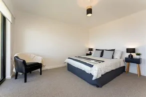 South Seas 5—Absolute Beachfront Escape near Cafés - Image 4
