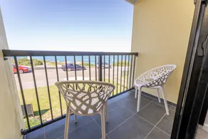 South Seas 5—Absolute Beachfront Escape near Cafés - Image 5