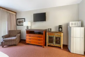 Great Amenities in Forest Setting! Pool, Game Room - Image 3
