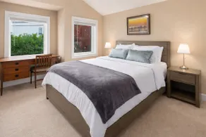 Seattle Stadium 10 minute drive! Gorgeous Townhome - Image 3