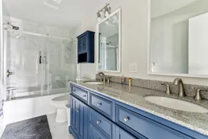 Fresh Apt w# Balcony by Arboretum, Shops, Cap Hill - Image 4